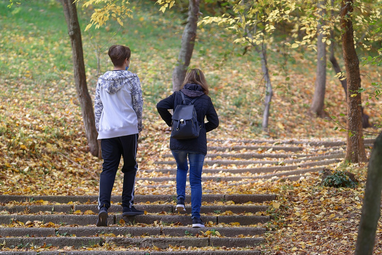 De ce mă doare genunchiul când urc scările?